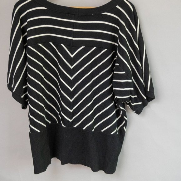 Lane Bryant Black & White bat sleeve sweater with chain detail  Size 18/20 - Picture 2 of 5